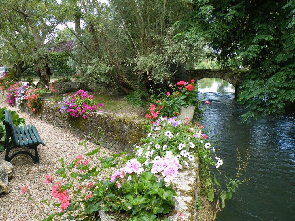 Готель Logis Le Moulin Fleuri Veigne Екстер'єр фото